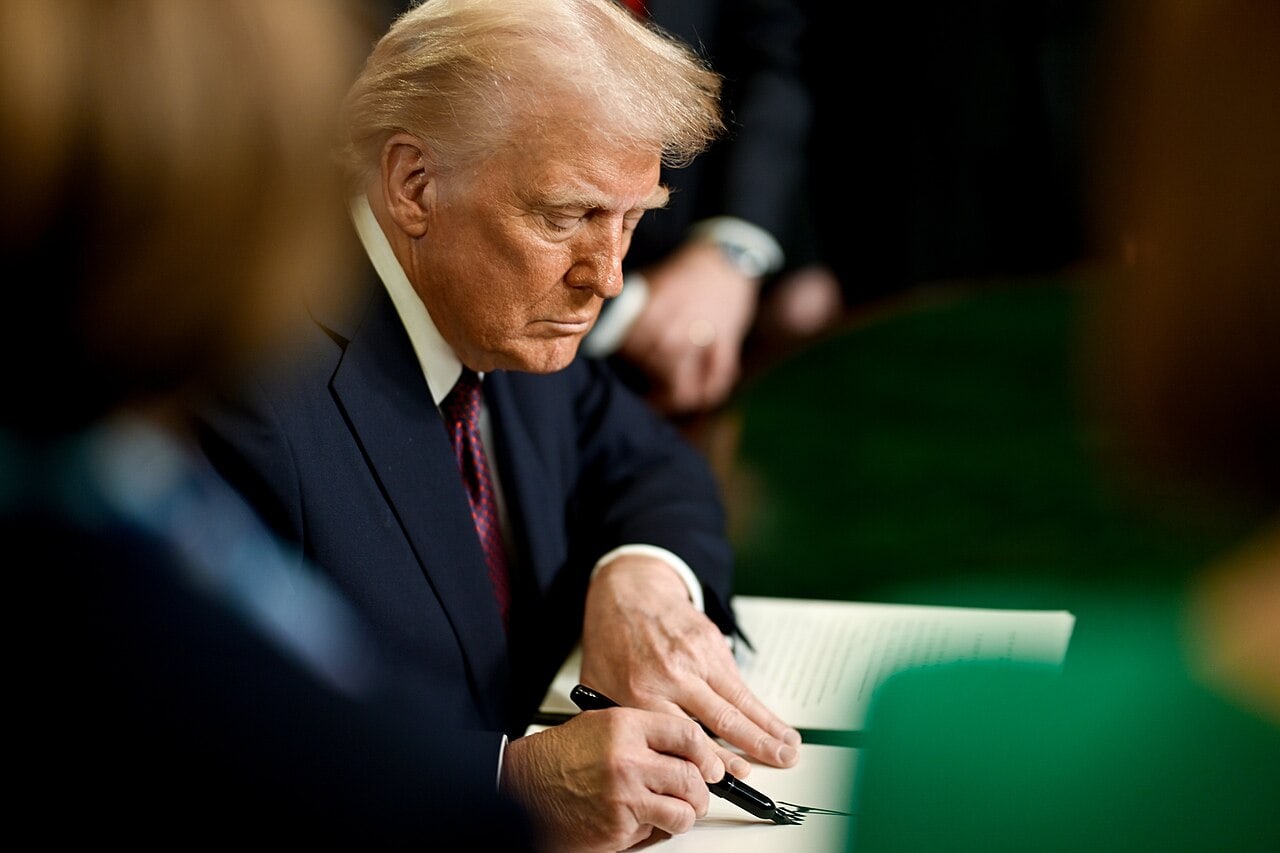 ТРАМП ПОВТОРНО ВОВЕДУВА ЦАРИНИ ЗА КИНА: На мета се соларните панели  – царина од 15% за увоз на полисилициум
