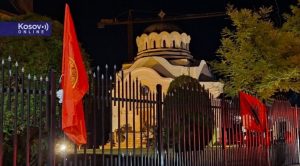 СПЦ на Косово: Поставени знамиња на ОВК и Албанија на оградата на српски цркви во Липљан