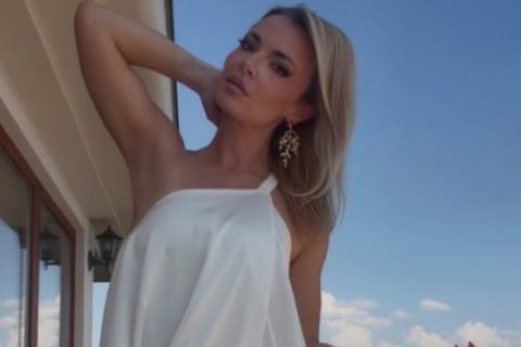 Древна техника: Лејла Рамковска виси во воздух врзана само за главата- од нејзиниот потег сите останаа подзинати! (видео)