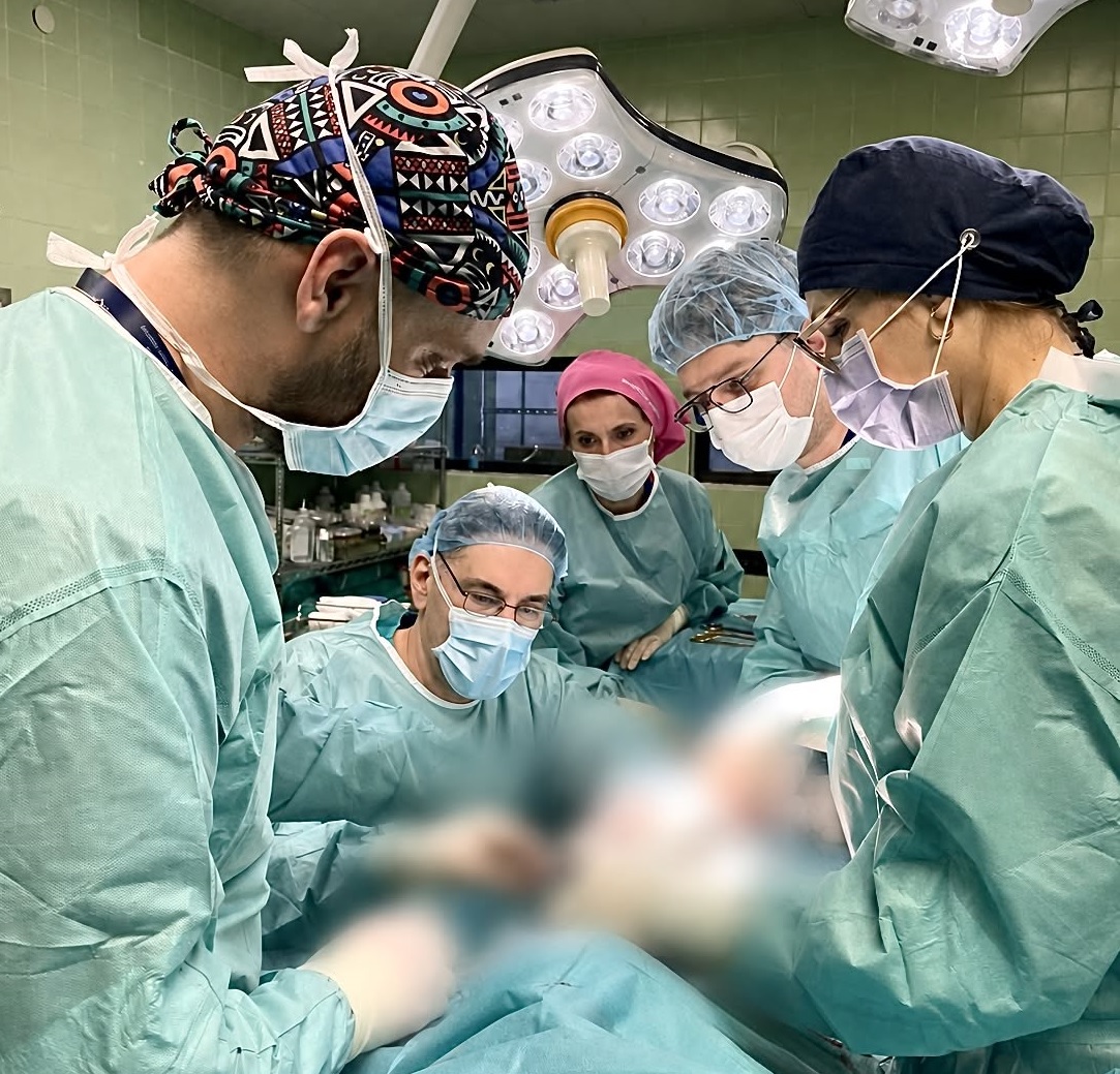 (ФОТО) Изведена сложена операција на тешко повреден пациент во пожарот во Кочани – објави Клиниката за пластична и реконструктивна хирургија