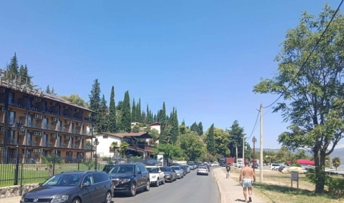 Километарски колони од возила упатени кон границата со Грција го блокираа сообраќајот во Стар Дојран