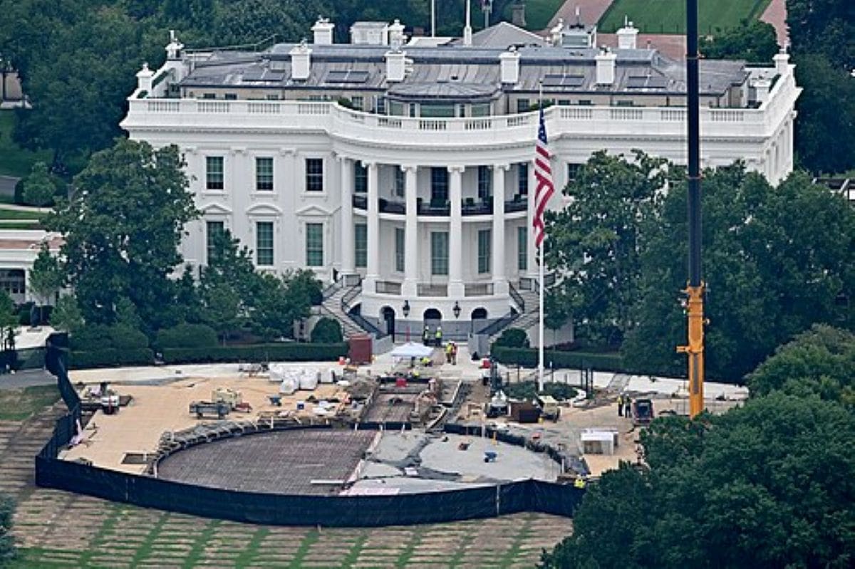 900 МИЛИОНИ ДОЛАРИ ЗА БАЛСКА САЛА, ЗЛАТНИ СТАТУИ И УКРАСНИ ГРМУШКИ: Трамп на удар на критики за луксузно реновирање на Белата куќа