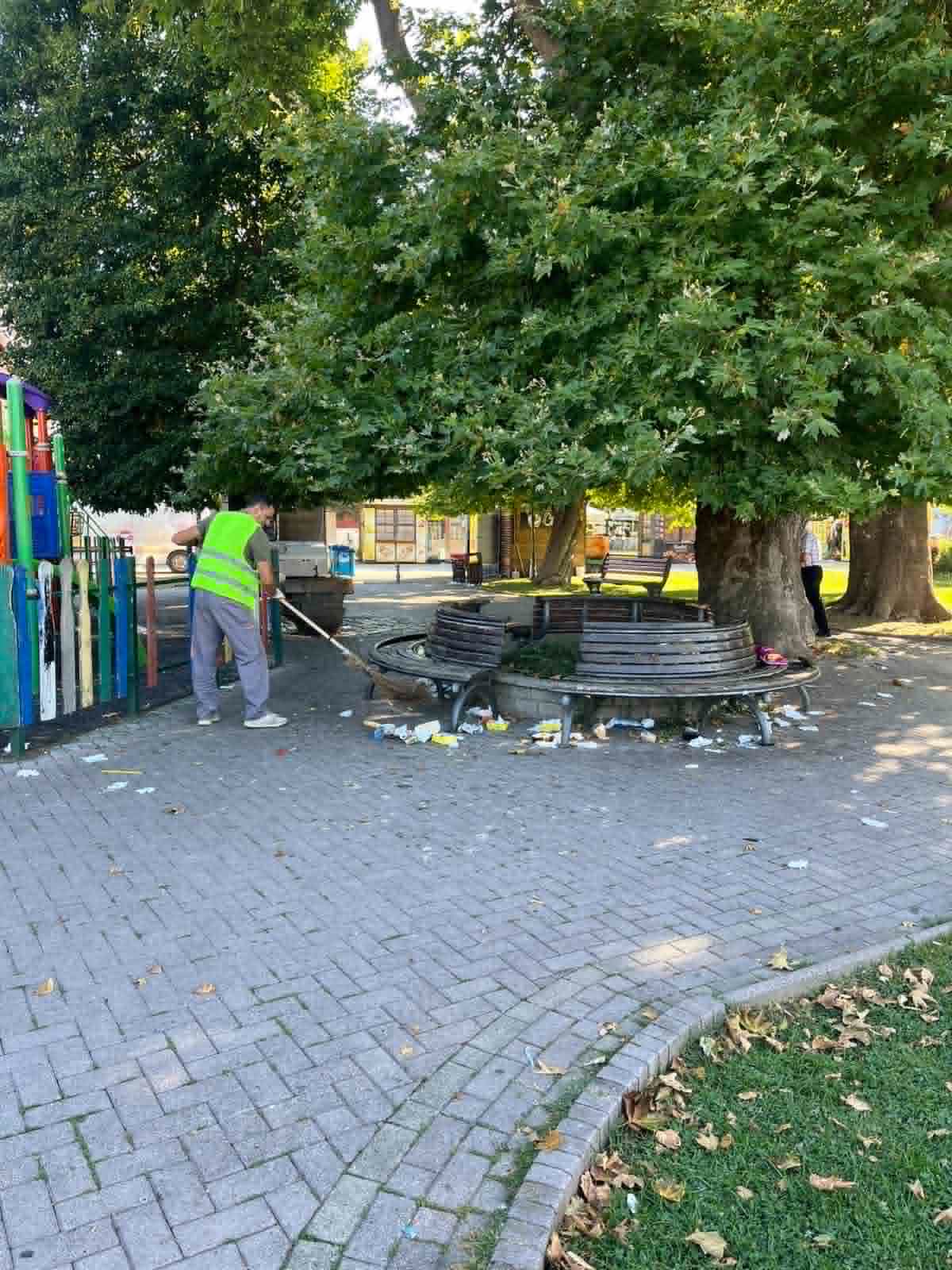 Екипите на ЈП „Охридски Комуналец“ од раните утрински часови го расчистуваат центарот на Охрид