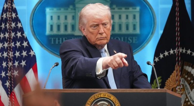 ТРАМП ГИ НАПАДНА НАФТЕНИТЕ ГИГАНТИ ЗАШТО ПРЕМНОГУ ЗАРАБОТУВААТ, ПОБАРА ДА ГИ НАМАЛАТ ЦЕНИТЕ НА ГОРИВАТА