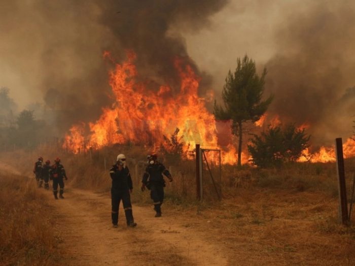 ГОЛЕМ ПОЖАР ВО ГРЦИЈА: Загинаа двајца при судар на хеликоптери при гаснење на пожарот кај Атина кој сè уште не е под контрола