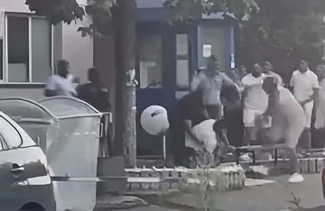 (ВИДЕО) ГРУПНА ТЕПАЧКА ПРЕД ПОЛИЦИСКАТА СТАНИЦА ВО КОЧАНИ: Четворица приведени, ќе се испитува и постапувањето на полицајците