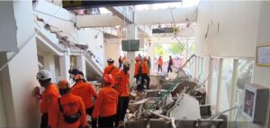 ВИДЕО: Спасувачите трагаат по преживеани по страотниот земјотрес во Индонезија