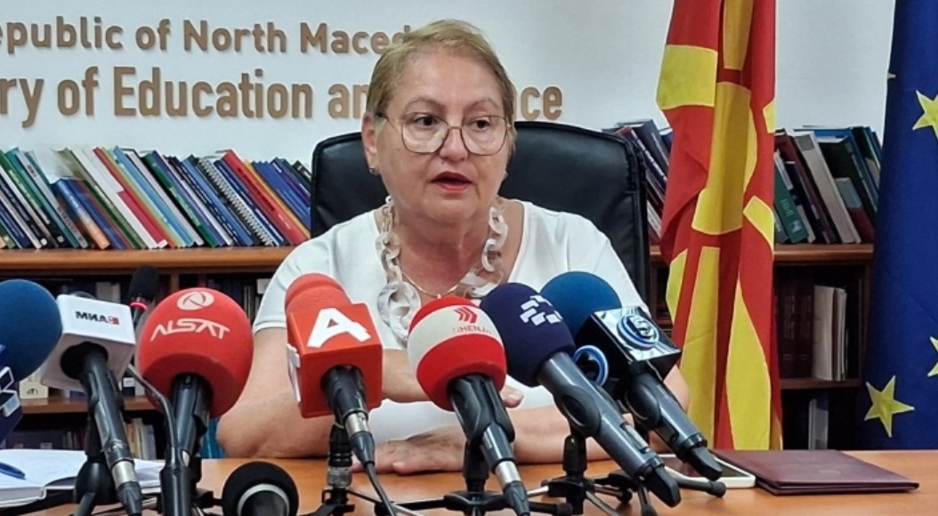 „Ќе имаме 3.000 првачиња помалку од лани“: Јаневска за трендот на намалување на бројот на ученици