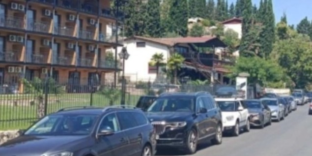 СДСМ: Додека Мицкоски со државен авион оди на екскурзија, народот со часови е блокиран на граница