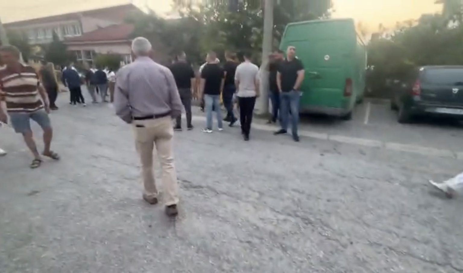 (Видео) Во Ново Село Организираната криминална група прати насилници да ги тепаат младите – затоа што се плашат од вистината