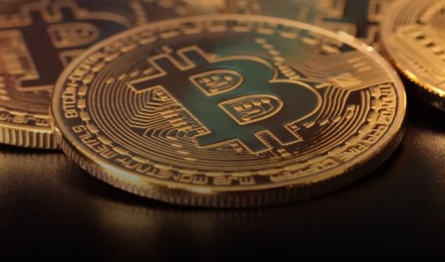 Биткоинот падна од рекордот, а криптопазарот во минус: Загубите надминаа 60 отсто