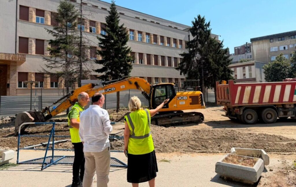 Се гради новиот паркинг на Собранието
