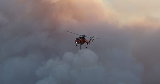 ДВАЈЦА УАПСЕНИ ЗА ПОЖАРОТ КАЈ АТИНА, ОГНЕНАТА СТИХИЈА ВЕЌЕ ТРЕТ ДЕН ОШТЕТУВА КУЌИ И ШУМИ ВО ГРЦИЈА