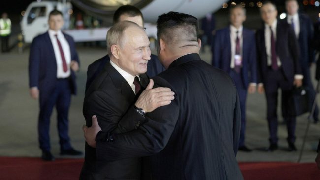 КИЕВ ВЕЛИ ДЕКА СЕВЕРНА КОРЕЈА РАСПОРЕДУВА ЕДИНИЦА СО БАЛИСТИЧКИ ПРОЕКТИЛИ ВО РУСИЈА