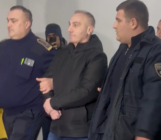 На Груби му се здосади дома