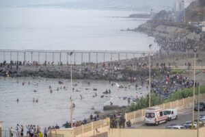 Шпански министер индиректно го обвини Израел за упадот на мигрантите во Сеута