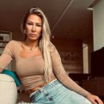 (Фото) Весна Ѓогани изгледа неверојатно на плажа – ги истакна стомачните мускули и бујните гради во црвено бикини