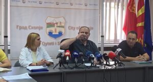 ВИДЕО: Ѓорѓиевски се напи вода од чешма и им порача на скопјани да не паѓаат на дезинформации