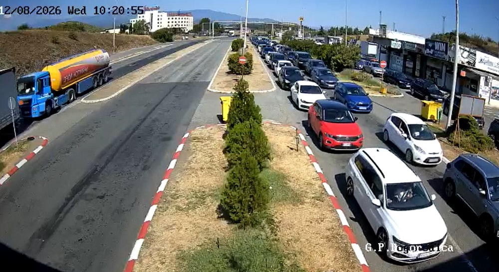 На „Табановце“ и на „Богородица“ се чека по еден час за излез од земјава