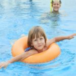 Зoшто методот „само фрли го во вода“ не функционира: Како правилно да го научите детето да плива без трауми