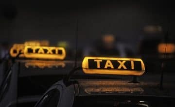 ДЕВОЈКИ СКОКНАЛЕ ОД ТАКСИ ВО ДВИЖЕЊЕ: Таксистот се однесувал непримерно, не застанал и не ги однел на точната локација