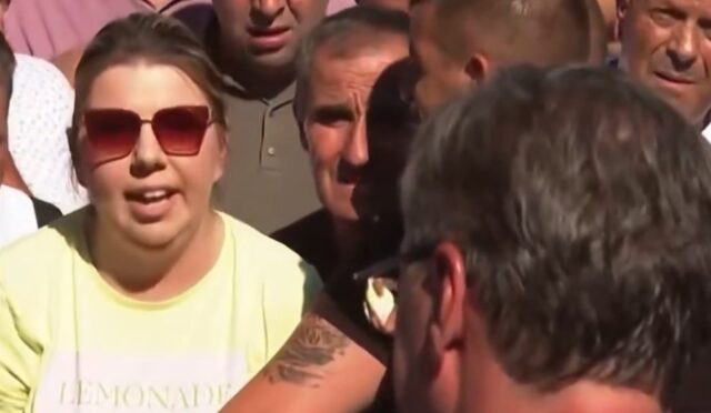 Жена го пресретна Вучиќ пред камерите: „Собирав гласови за вас, кога ќе ме вработите?“