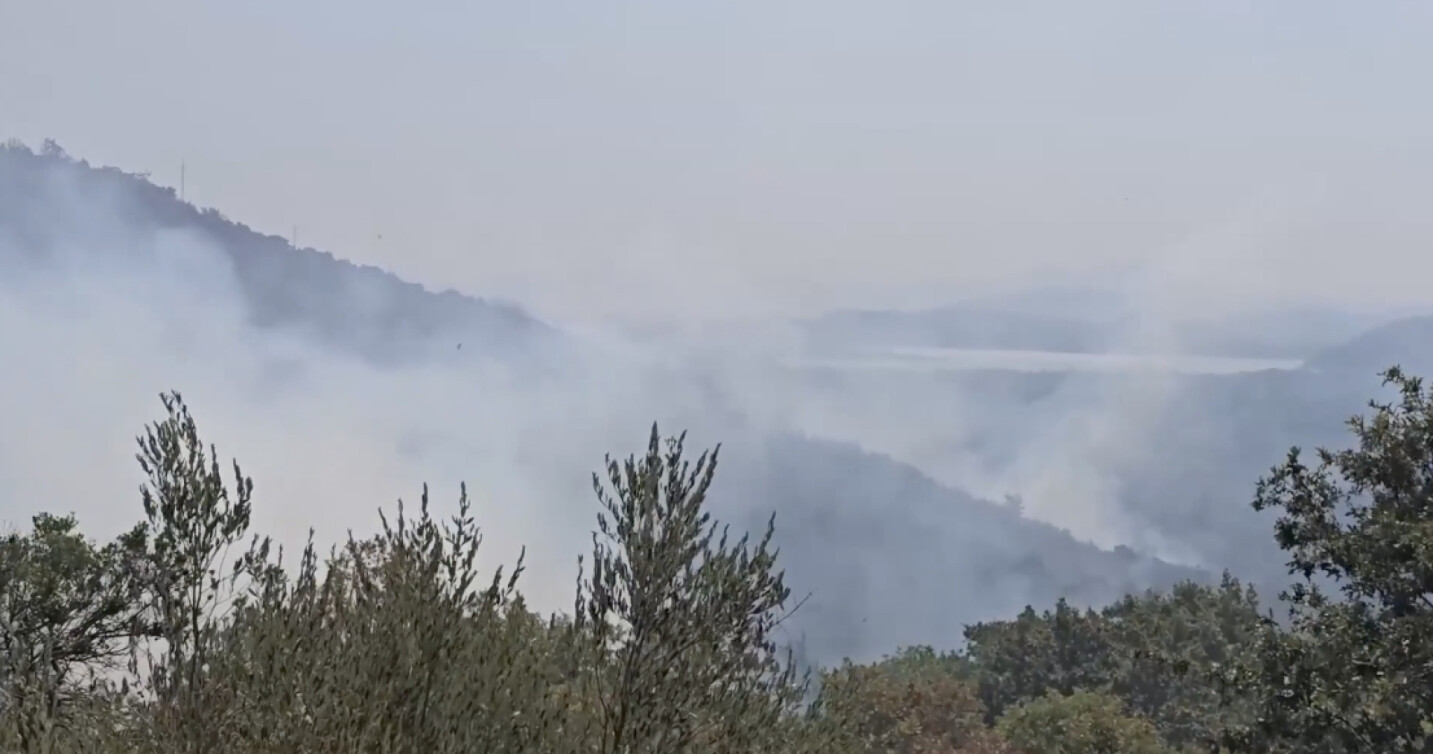 (Видео) Огнена линија долга до 15 километри кај Херцег Нови: Евакуирано население, пожарникарите се борат со силниот ветер