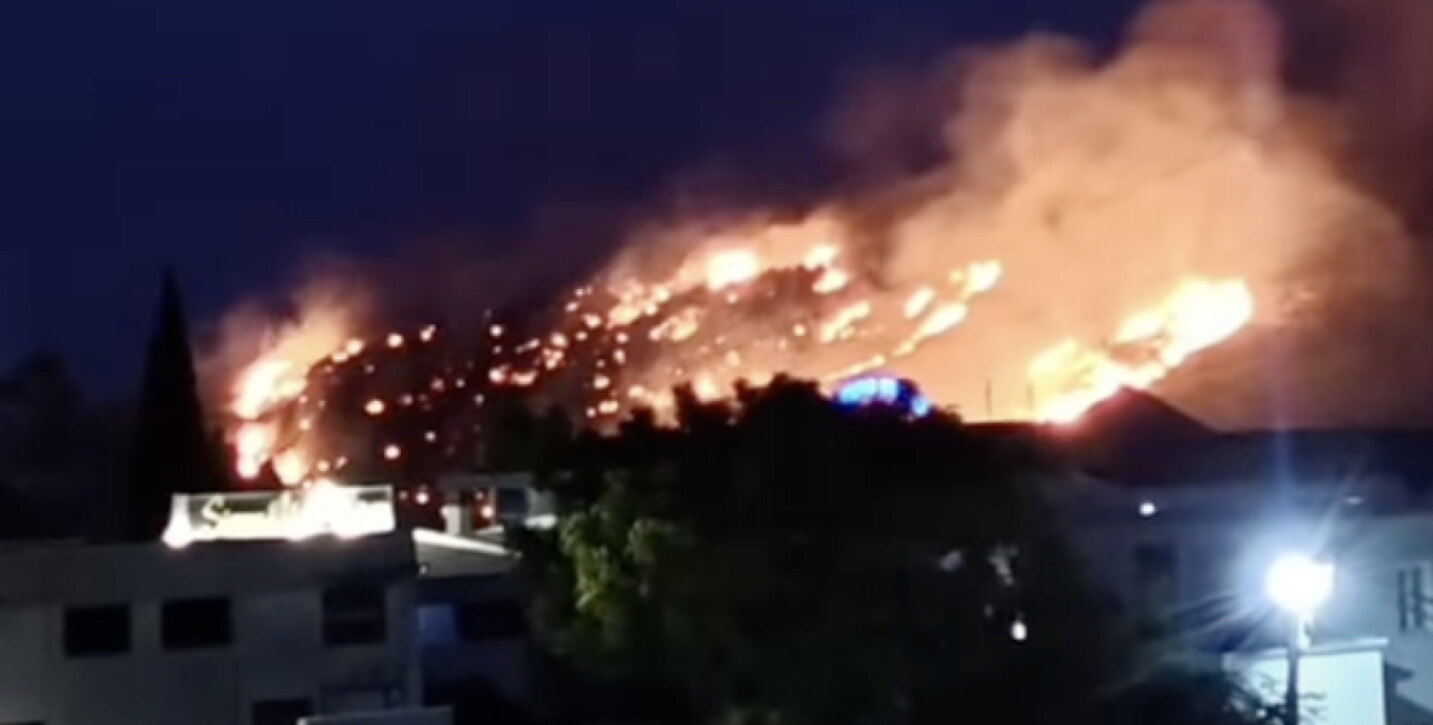 (Видео) Голем пожар во Сутоморе: Огнот се приближи до куќите, туристите во страв
