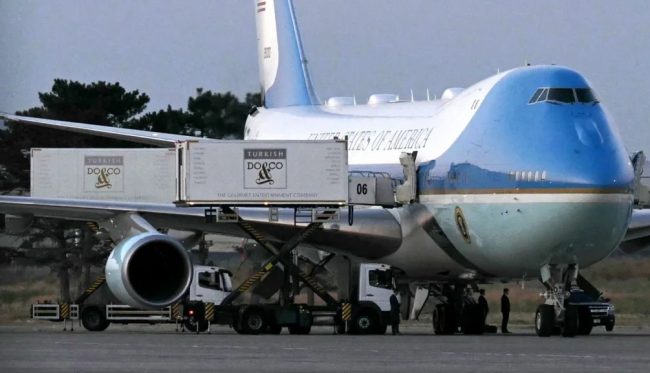 ТРАМП ТАЈНО БИЛ ПРЕФРЛЕН ДО ДРУГ АВИОН ВО КАМИОН ЗА КЕТЕРИНГ ВО АНКАРА ПОРАДИ МОЖЕН ИРАНСКИ НАПАД