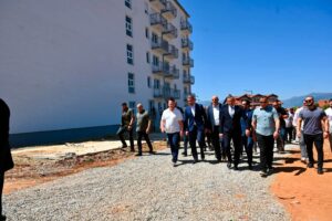 Во Дебар свечено беа доделени клучевите од 47 социјални станови