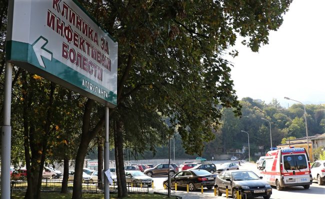 25-ГОДИШНА ЖЕНА СЕ ЛЕКУВА ОД ЗАПАДНОНИЛСКА ТРЕСКА ВО ИНФЕКТИВНАТА КЛИНИКА, СО СИМПТОМИ ПРИМЕН И 24-ГОДИШНИК ОД ЦЕНТАР