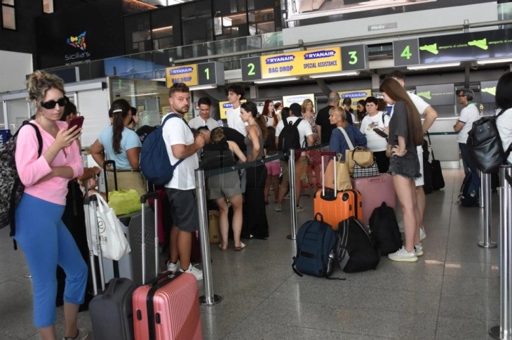 Етна повторно го наруши сообраќајот на аеродромот во Катанија, ограничен бројот на слетувања
