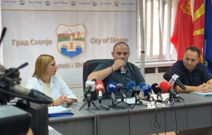ЃОРЃИЕВСКИ ПИЕШЕ ВОДА ЗА ДА ДОКАЖЕ ДЕКА Е БЕЗБЕДНА: Од скопската вода пиеме јас и моето семејство