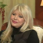 Ханка Пладум на 70 години како манекенка, на црвениот килим со елегантната креација порача „стоп за војната“