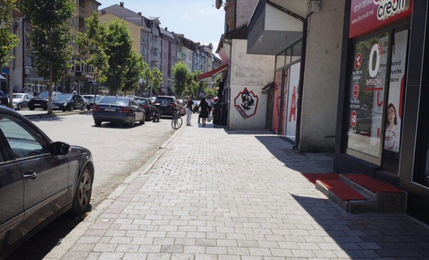 Акција за ослободување на тротоарите во Тетово, Инспекторатот и бизнисите ja отстрануваат робата