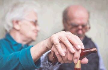 НЕ ЧEКАЈ ,ПИЈ ВОДА СЕГА: ИЈЗ со препораки за лицата постари од 65 години за време на горештините