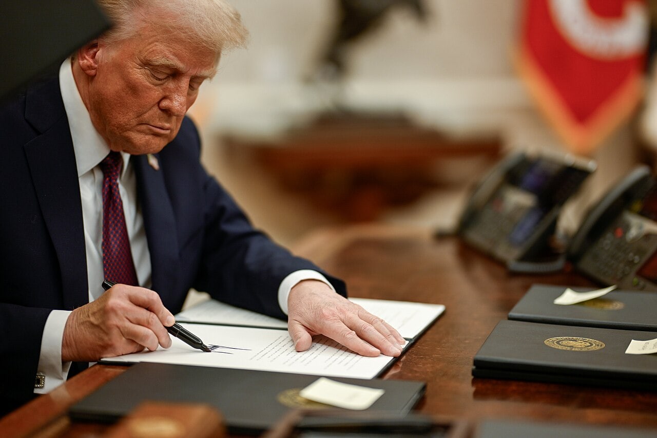 „ЌЕ ГО БОМБАРДИРАМЕ ОМАН“: Нова закана на Трамп за соседот на Иран пред истекот на 60-дневниот прекин на огнот