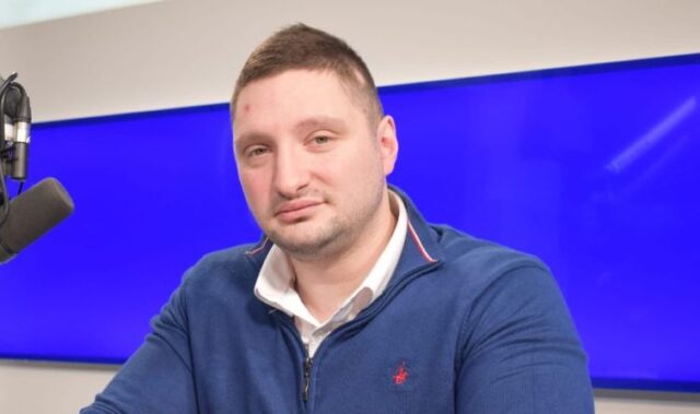 Фрчкоски: Откако нѐ „обедини“ со говор полн со омраза, навреди и поделби, Мицкоски доби плукање во Ташмаруништа