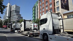 Транспортерите ја блокираа крстосницата кај Делегацијата на ЕУ, бараат решение за престојот во Шенген зоната