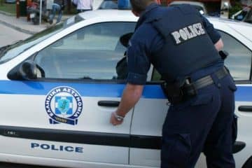 ХОРОР ВО СТАН ВО АТИНА: Мртво бебе, убиено со најмалку десет убоди од нож, пронајдено во куфер