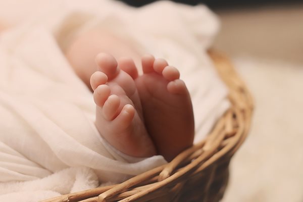 Мртво бебе пронајдено скриено во куфер во Атина