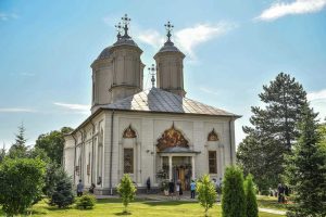 Црквата во Романија со нов модел на работа со младите: превенција, волонтерство и помош за 16.000 деца