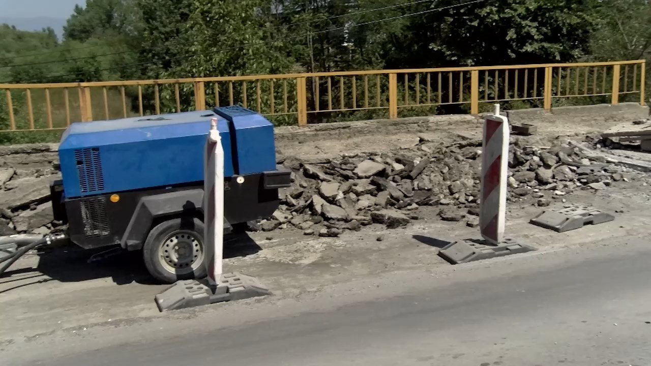 Санацијата на мостот пред Драчево создава метеж и чекања и до еден час – граѓаните  дополнително нервозни на пеколните температури