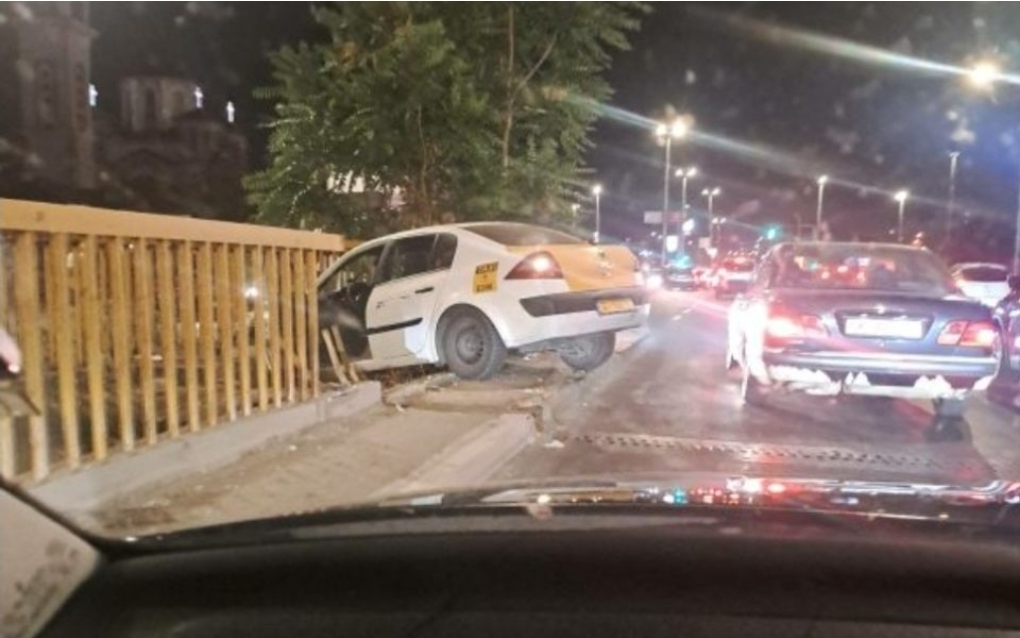 Такси проби ограда од мост вечерва во Скопје