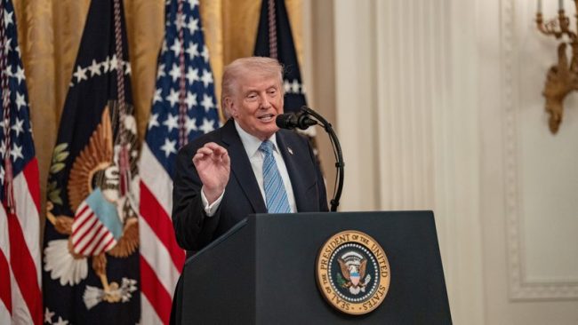 ТРАМП ГИ ОТКАЖА ВОЕНИТЕ НАПАДИ ВРЗ ИРАН, ВЕЛИ ДЕКА СЕ ДОГОВОРЕНИ РАМКИТЕ НА ДОГОВОРОТ ЗА ОТВОРАЊЕ НА ОРМУСКИОТ ТЕСНЕЦ
