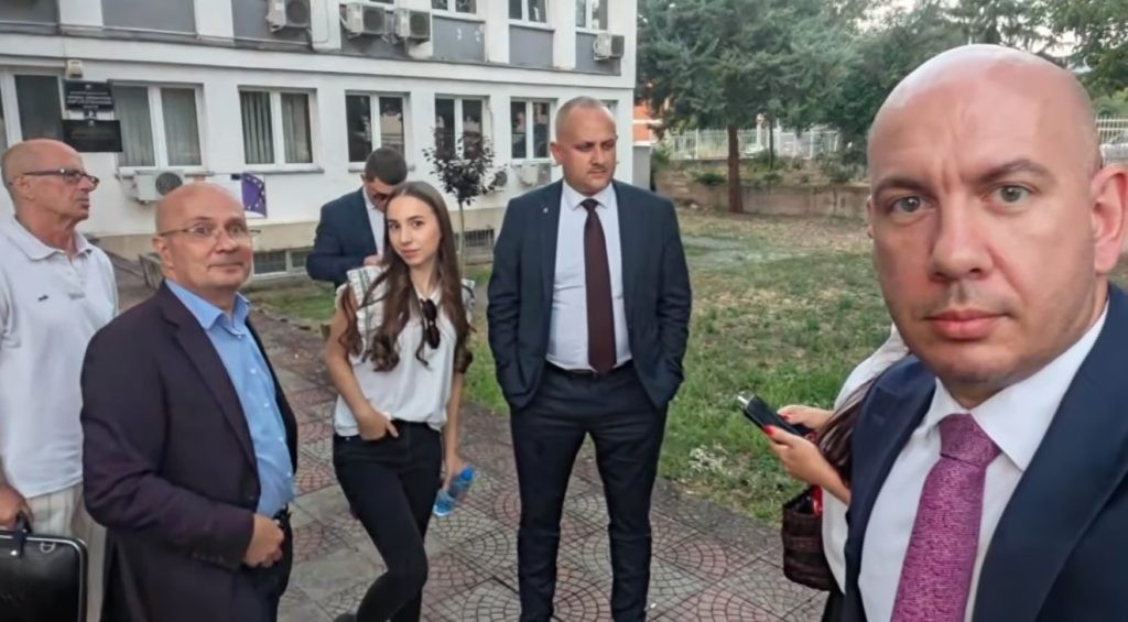 Бугарски пратеници илегално си влегле во Македонија и се фотографирале за социјални мрежи
