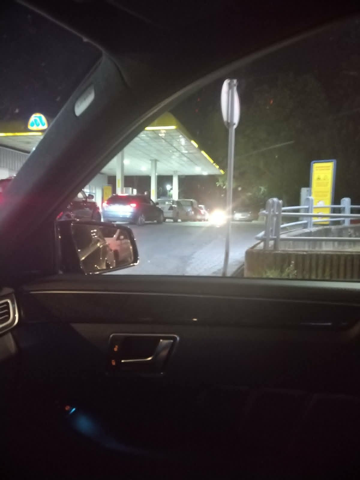(ФОТО) ПОСКАПУВАЊЕТО НА ГОРИВАТА НАПРАВИ ХАОС НА ПУМПИТЕ: Редици возила чекаа во ред да наточат гориво