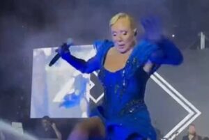 (ВИДЕО) Танцувала на „Коловодја“ – Лепа Брена паднала на концерт во Будва по култното кревање на ногата: „Не си бил на нејзиниот концерт ако не паднала“