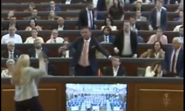 (ВИДЕО) Курти гаѓан со јајца во косовскиот парламент, седницата повторно прекината