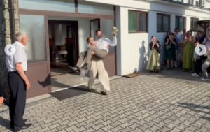 (ВИДЕО+ФОТО) Несекојдневен момент – Виртуална снимка од свадба во Хрватска: Невестата го кренала младоженецот и го префрлила преку прагот